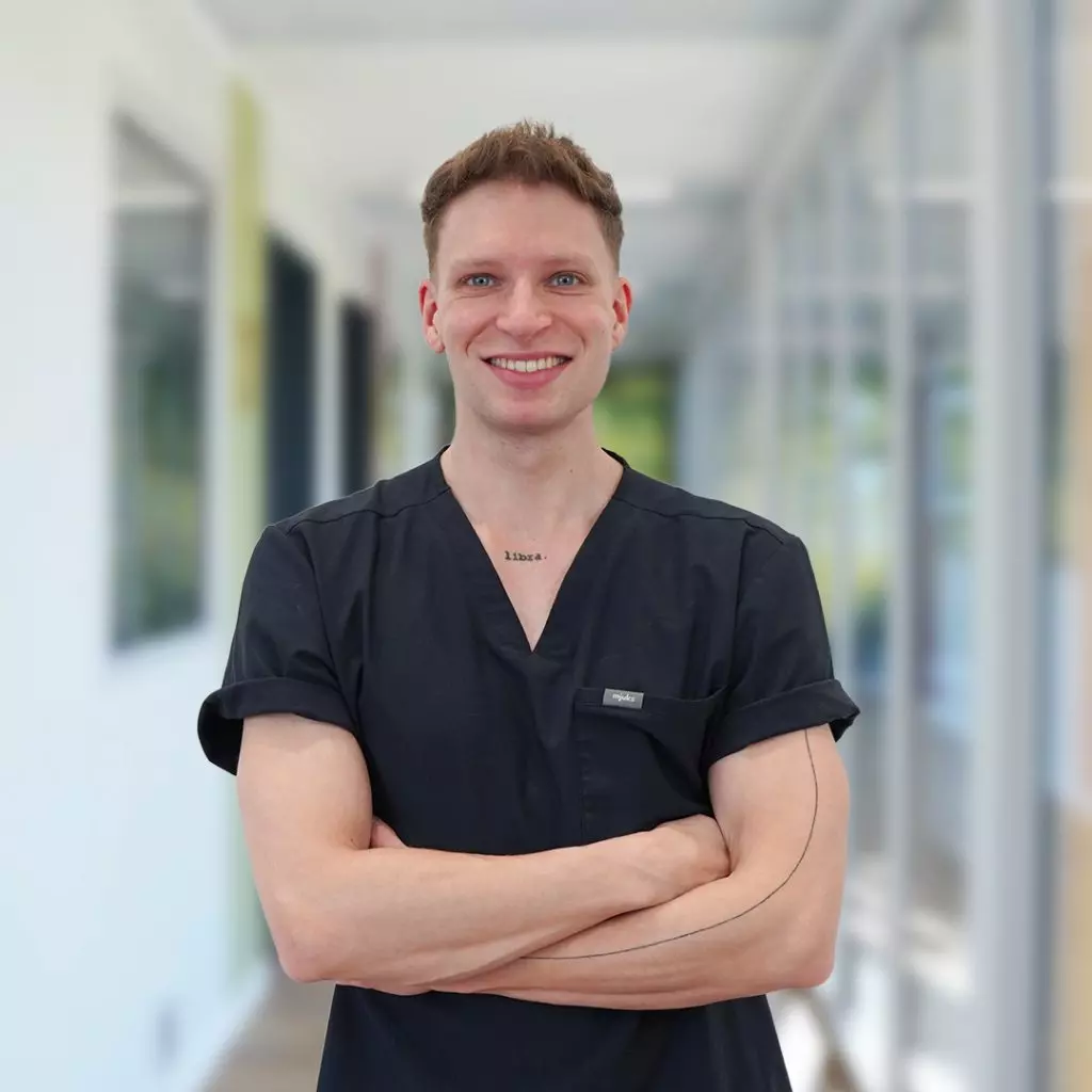 Kevin Brüschke – Tierarzt in Weiterbildung zum Fachtierarzt für Innere Medizin der Kleintiere | Dermatologie · Gastroenterologie · Endokrinologie · Reproduktionsmedizin