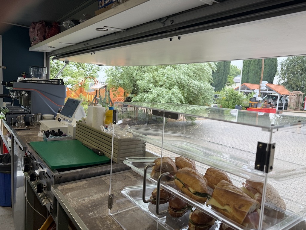 Küche und Theke im Felix Foodtruck